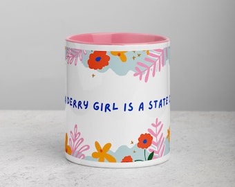 Being a Derry Girl è una tazza colorata floreale divertente di State of Mind con interno rosa o arancione