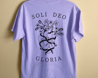Camiseta Soli Deo Gloria (vinilo negro) – Gráfico cristiano de corazones y flores