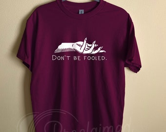 Camiseta "No te dejes engañar" - Vinilo blanco gráfico cristiano