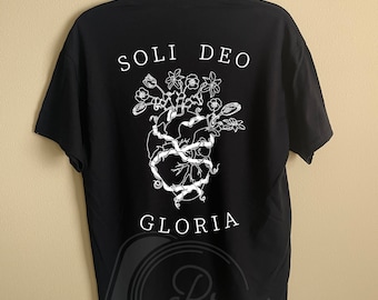 Camiseta Soli Deo Gloria (vinilo blanco) – Gráfico cristiano de corazones y flores