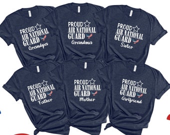 Könnte beinhalten: Sechs marineblaue T-Shirts mit weißem Text und einer kleinen Grafik der amerikanischen Flagge. Der Text auf den Shirts lautet "Proud Air National Guard" gefolgt von einem Titel wie "Grandpa", "Grandma", "Sister", "Father", "Mother" und "Girlfriend".