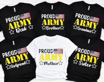 Può includere: Sei magliette nere e bianche con il testo "Proud Army" in lettere gialle e una piccola bandiera americana. Ogni maglietta ha una parola diversa sotto il testo, tra cui "Papà", "Fratello", "Nonna", "Fidanzata", "Madre" e "Sorella".