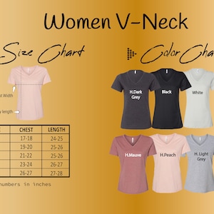 Pu&ograve; includere: Tabella delle taglie per camicie a collo a V da donna con misure in pollici. La tabella mostra le misure del torace e della lunghezza per le taglie S, M, L, XL e 2XL. La tabella dei colori mostra sei colori diversi: grigio scuro, nero, bianco, malva, pesca e grigio chiaro.