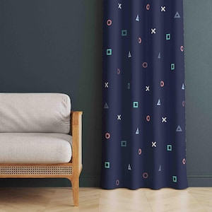 Könnte beinhalten: Marineblauer Vorhang mit einem Muster aus bunten geometrischen Formen, darunter Kreise, Quadrate, Dreiecke und X. Die Formen sind in Rosa-, Türkis- und Hellblautönen gehalten. Der Vorhang hängt vor einer dunkelblauen Wand.