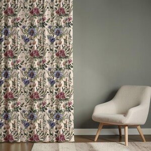 Könnte beinhalten: Ein bodenlanger Vorhang mit einem sich wiederholenden botanischen Muster auf cremefarbenem Hintergrund. Das Design zeigt Ansammlungen von blauen und dunkelrosa Blüten, grünen Blättern und dünnen Stängeln in einer dichten Anordnung.