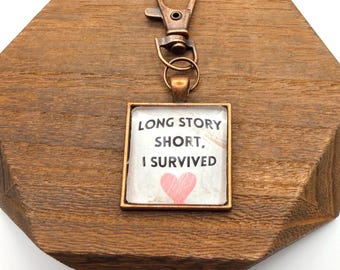 Long Story Short Testo della canzone "Long Story Short I Survived" Ciondolo quadrato in rame Ciondolo per borsa Ciondolo per borsetta Cantante pop bionda Clip per borsa