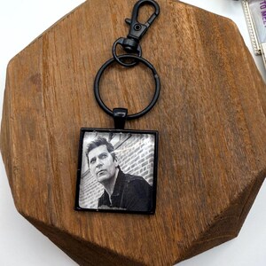 Ciondolo con foto di Rob Thomas: portachiavi con clip per borsa nera fatto a mano, foto in bianco e nero di Rob Thomas, ciondolo per borsa, ciondolo per borsa, clip per zaino