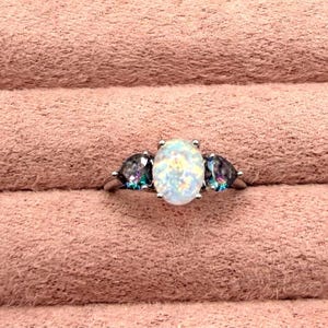 Anillo de plata de ley con ópalo sintético: Joyería de cóctel con gema iridiscente