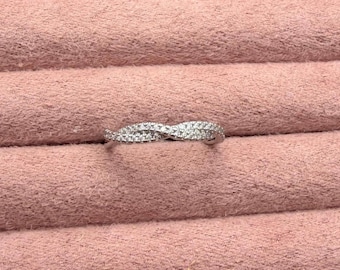 Anel Twist com Zircônia Cúbica: Aliança Moderna em Prata de Lei