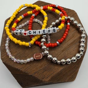 Könnte beinhalten: Set aus drei Keramikbechern mit gesprenkelter, matter Oberfläche. Die Becher sind in Creme-, Hellgrau- und Dunkelgrautönen gehalten. Schlichtes, minimalistisches Design.