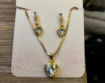 3-delat smyckeset med hjärtformade guldfärgade örhängen och halsband. Perfekt present! Alla hjärtans dag-present, redo!