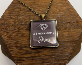 歌詞「ダイヤモンドは輝かざるをえない」の宝石チャームアンティークブロンズペンダント - 30mmチャームネックレスまたはキーホルダーバッグチャーム