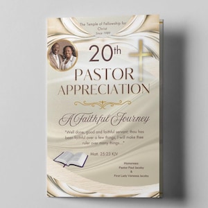 Può includere: Un programma bianco e oro per un evento di apprezzamento del pastore del 20° anniversario. Il programma presenta una foto di una coppia, una croce e il testo "Un viaggio fedele".