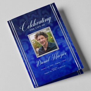 Könnte beinhalten: Ein blaues und silbernes Trauerprogramm mit einem Foto eines Mannes und dem Text "Celebrating the Life of Daniel Harper, January 24, 1970 - August 1, 2024, Services August 10, 2024 | 11:00 a.m."