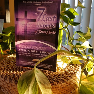 Könnte beinhalten: Ein lila Flyer, der einen Karfreitagsgottesdienst in der Rock of Faith Missionary Baptist Church ankündigt. Der Flyer enthält den Text "Die 7 letzten Worte Jesu Christi" und gibt Datum, Uhrzeit und Ort des Gottesdienstes an.