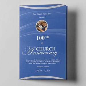 Peut inclure: Un programme bleu d'anniversaire d'église avec le texte "Your Church Name Here célèbre le 100e anniversaire de l'église". Comprend une photo de deux personnes et un verset biblique. La date est du 10 au 15 avril 2025.