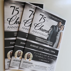 Könnte beinhalten: Ein Stapel schwarz-weißer Flyer für das 75-jährige Jubiläum einer Kirche. Die Flyer zeigen den Text "75th Church Anniversary" und ein Foto eines Paares. Datum, Uhrzeit und Gastredner sind ebenfalls aufgeführt.