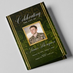 Könnte beinhalten: Grünes und goldenes Trauerprogramm mit einem Foto eines Mannes in Militäruniform. Der Text lautet "Feier des Lebens von James Thompson, 24. Januar 1970 - 1. August 2024, Trauerfeier: 10. August 2024 11:00 Uhr"