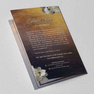 Puede incluir: Una tarjeta de agradecimiento con un fondo dorado y marr&oacute;n y flores blancas. La tarjeta tiene un mensaje agradeciendo a la gente por unirse a una celebraci&oacute;n y reconociendo a los que han fallecido. La tarjeta tambi&eacute;n incluye el nombre de la iglesia y la informaci&oacute;n de contacto.