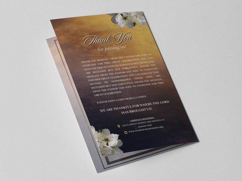 Puede incluir: Una tarjeta de agradecimiento con un fondo dorado y marr&oacute;n y flores blancas. La tarjeta tiene un mensaje agradeciendo a la gente por unirse a una celebraci&oacute;n y reconociendo a los que han fallecido. La tarjeta tambi&eacute;n incluye el nombre de la iglesia y la informaci&oacute;n de contacto.
