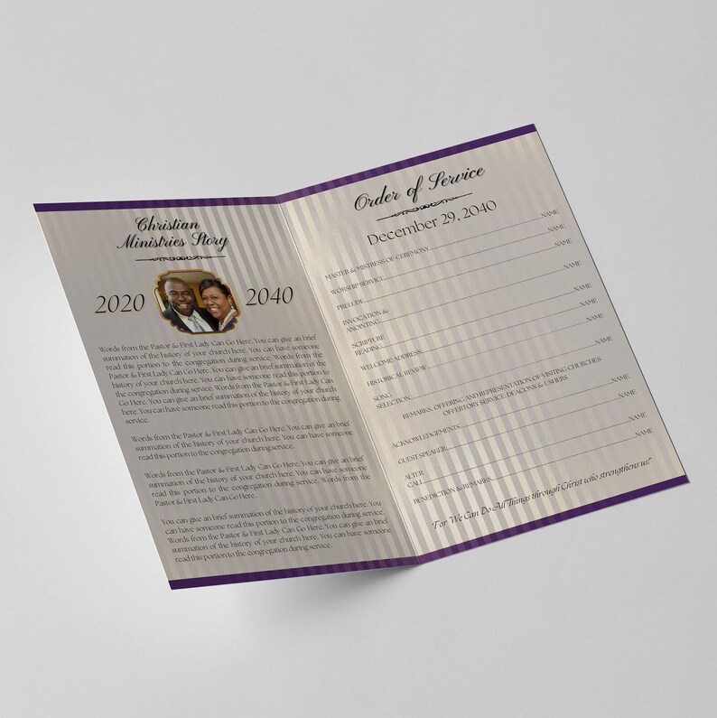 Puede incluir: Un programa para un servicio cristiano con un fondo a rayas blancas y moradas. El programa incluye la fecha, 29 de diciembre de 2040, y el t&iacute;tulo "Orden del Servicio".