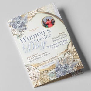 Könnte beinhalten: Eine hellblaue und goldene Einladung zu einem Frauen-Gottesdienst-Tag. Die Einladung zeigt ein florales Design mit einem Foto von drei Frauen in der oberen rechten Ecke. Der Text lautet "Frauen-Gottesdienst-Tag" mit dem Thema "Gerufen, Großes in Christus zu tun." Die Veranstaltung findet am Samstag, den 15. Juni 2050, von 15:00 bis 17:00 Uhr statt.