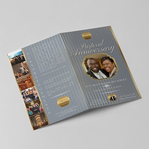 Puede incluir: Un folleto tr&iacute;ptico azul y dorado con una foto de una pareja en el centro. El texto del folleto dice "Aniversario Pastoral" y "20 a&ntilde;os de servicio honorable".