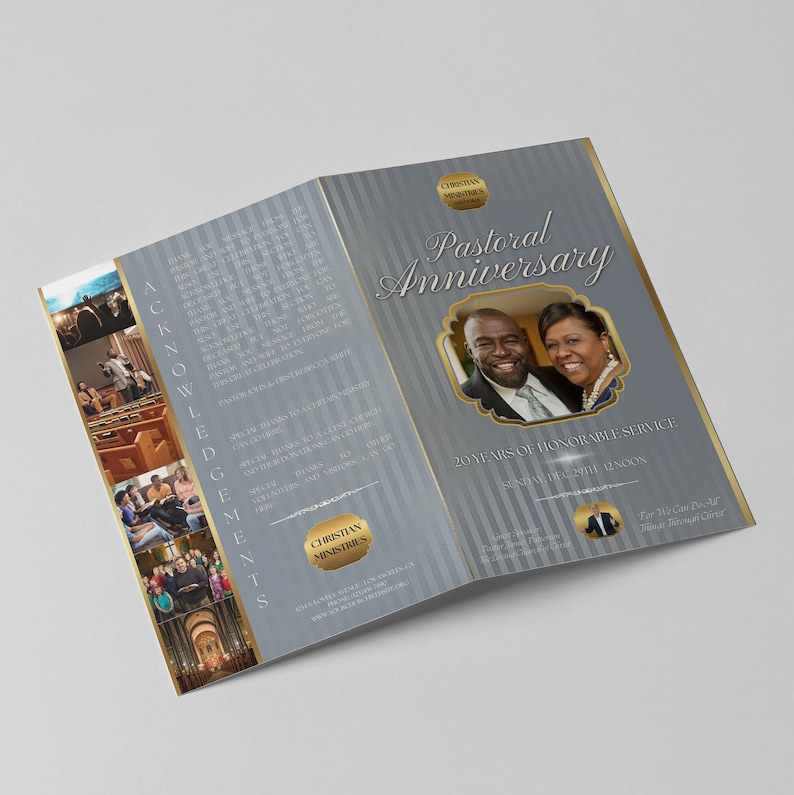 Puede incluir: Un folleto tr&iacute;ptico azul y dorado con una foto de una pareja en el centro. El texto del folleto dice "Aniversario Pastoral" y "20 a&ntilde;os de servicio honorable".
