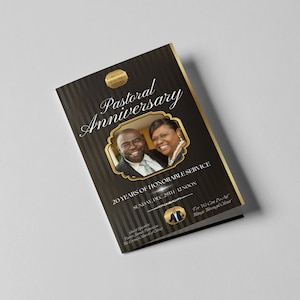 Puede incluir: Un programa negro y dorado para un servicio de aniversario pastoral. El programa presenta una foto de una pareja, el texto "Pastoral Anniversary" y la fecha y hora del servicio. El texto "Porque todo lo podemos en Cristo que nos fortalece" tambi&eacute;n est&aacute; incluido.