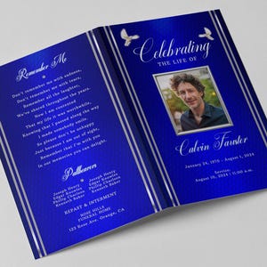 Peut inclure: Un programme funéraire bleu et argent avec une photo d'un homme et le texte "Celebrating the Life of Calvin Fauster" et "January 24, 1970 - August 1, 2024".