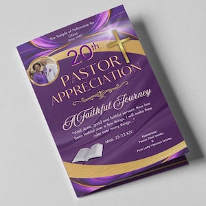 Könnte beinhalten: Ein lila und goldenes Programm für eine 20. Pastor Appreciation-Veranstaltung. Das Programm zeigt ein Foto eines Paares, ein Kreuz und eine Bibel. Der Text lautet "Eine treue Reise" und enthält einen Bibelvers aus Matthäus 25,23.