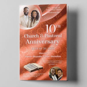 Può includere: Un volantino color corallo per il 10° anniversario della Chiesa e pastorale. Presenta foto di due coppie. Il testo sul volantino recita "10° anniversario della Chiesa e pastorale" e "20 agosto, XXXX".