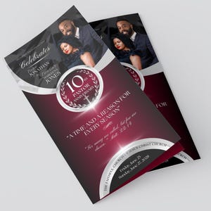 Op de afbeelding: Een drievoudig gevouwen brochure in rood en zwart met een zilveren en wit ontwerp. Het viert de 10e Pastor Anniversaire van Jonathan en Markeena Jones. De tekst luidt "Een tijd en een reden voor elk seizoen" en bevat een citaat uit Mattheüs 22:14. De brochure is voor The Faithful Church of Jesus Christ Church op vrijdag 25 juni en zondag 27 juni 2028.