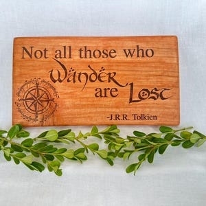 Autocollant Mural Vinyle JRR Tolkien « Not All Those Who Wander Are Lost » — Modèle A45