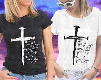 Op de afbeelding: Zwarte en witte t-shirts met een kruisafbeelding en de tekst "The Way, The Truth, The Life". De shirts worden gecombineerd met spijkerbroekshorts. De achtergrond is een verloop van paars en blauw.