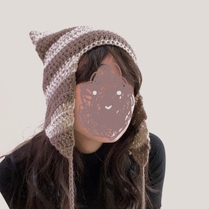 Einfache Häkelanleitung - Gestreifte Katzenmütze mit Ohrenklappen und PomPoms - Erwachsenengrößen (Klein/Medium)