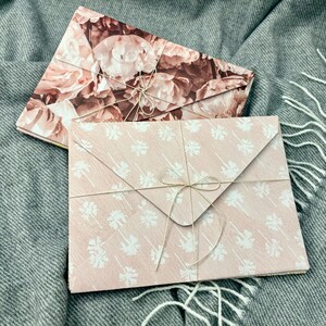 Enveloppes roses | A7 | Papier cartonné | Expéditeur | Correspondant | courrier postal | Courrier heureux | Poste de franchissement | faire-part | Lettre