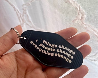 Dingen veranderen, mensen veranderen, alles verandert | RM BTS namjoon change pt2 indigo holografische permanente vinyl motel vintage hotelsleutelhanger