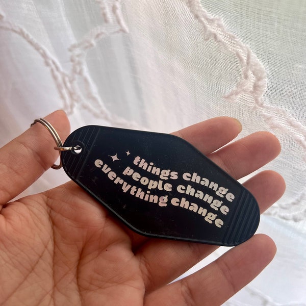 As coisas mudam, as pessoas mudam, tudo muda | RM BTS Namjoon Change pt2 Chaveiro vintage de motel holográfico permanente em vinil índigo