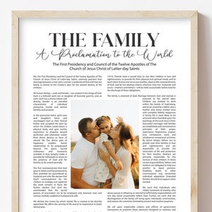 Pode incluir: Uma impress&atilde;o emoldurada com o texto "THE FAMILY A Proclamation to the World" e uma foto de fam&iacute;lia. A impress&atilde;o est&aacute; em uma moldura de madeira de cor clara e &eacute; exibida contra uma parede branca.