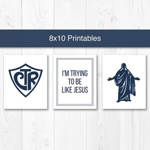 Op de afbeelding: Drie 8x10 inch printbare afbeeldingen. De eerste afbeelding is een blauw schild met de letters CTR erin. De tweede afbeelding is een witte rechthoek met een zwarte rand en de tekst "IK PROBEER ZOALS JEZUS TE ZIJN". De derde afbeelding is een blauw silhouet van Jezus met uitgestrekte armen.