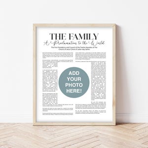 Pode incluir: Uma impress&atilde;o emoldurada com o texto "THE FAMILY A Proclamation to the World". A impress&atilde;o inclui texto e um espa&ccedil;o circular para adicionar uma foto. A moldura &eacute; castanho-claro.