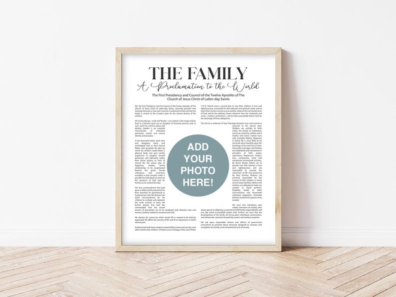 Pode incluir: Uma impress&atilde;o emoldurada com o texto "THE FAMILY A Proclamation to the World". A impress&atilde;o inclui texto e um espa&ccedil;o circular para adicionar uma foto. A moldura &eacute; castanho-claro.