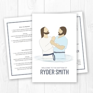 Puede incluir: Una tarjeta de anuncio de bautizo con una ilustración de dos figuras en el agua. El texto "WELCOME TO THE BAPTISM OF RYDER SMITH" se muestra en una fuente azul oscuro. También se ve texto adicional y un borde.
