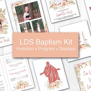 Puede incluir: Un kit de bautismo rosa y blanco con diseños florales. El kit incluye una invitación, un programa y pantallas. La invitación dice "Bienvenido al bautismo de Isabella Kent". El programa incluye secciones para "Bautismo de Isabella" y "Confirmación de Isabella". Las pantallas incluyen un diseño floral con el texto "Estoy tratando de ser como Jesús".