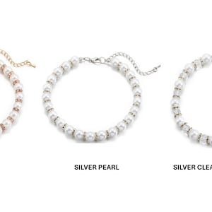 Puede incluir: Tres pulseras de perlas con diferentes acabados met&aacute;licos. La primera es dorada con detalles en oro rosa, la segunda es plateada y la tercera es plateada con cuentas transparentes. Cada pulsera tiene un cierre de cadena.