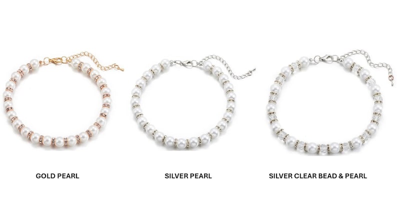 Puede incluir: Tres pulseras de perlas con diferentes acabados met&aacute;licos. La primera es dorada con detalles en oro rosa, la segunda es plateada y la tercera es plateada con cuentas transparentes. Cada pulsera tiene un cierre de cadena.