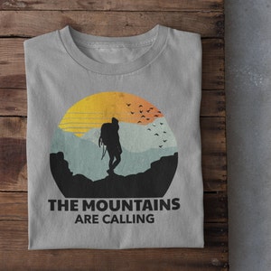 Les montagnes appellent le t-shirt | Randonnée | | cadeaux en plein air | de camping Tee Unisexe Homme & Femme
