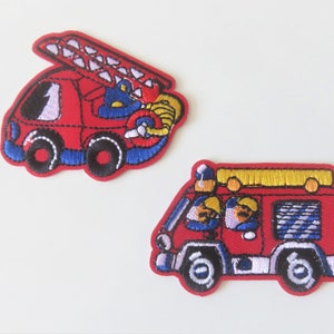 Op de afbeelding: Twee rode geborduurde strijkbare patches van brandweerauto's. De ene brandweerauto heeft een ladder en de andere heeft twee brandweermannen in de cabine.