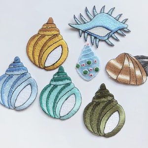 Peut inclure: Sept patchs brodés thermocollants représentant différents coquillages dans des couleurs variées, notamment bleu, vert, marron et jaune. Les patchs sont parfaits pour ajouter une touche nautique aux vêtements, sacs ou autres articles en tissu.